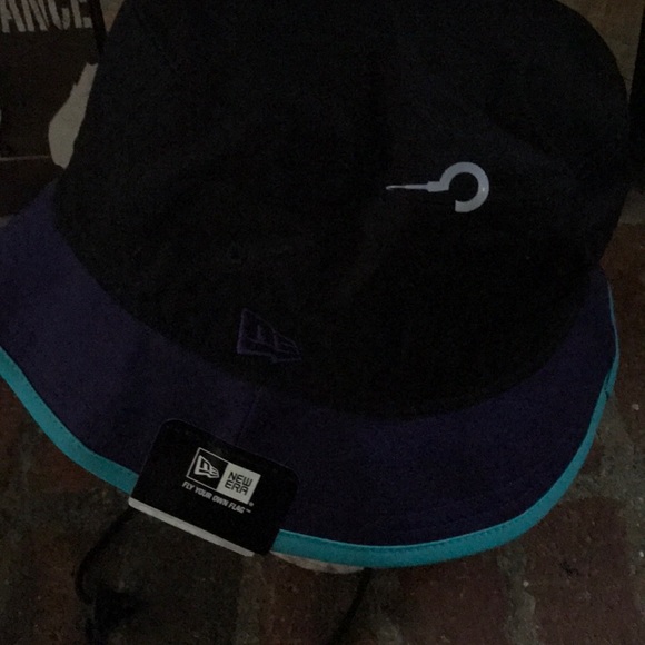 New Era Charlotte Hornets Bucket Hat - Picture 2 of 4